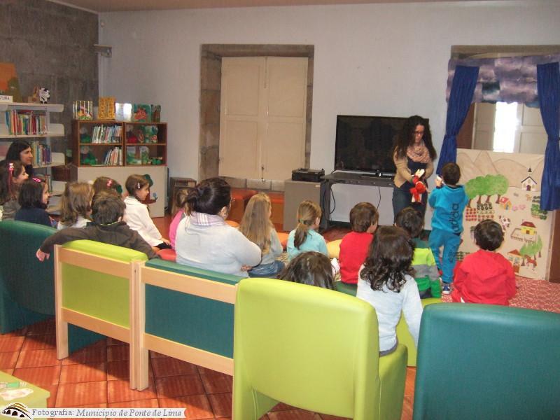 Turmas do Jardim de Infância do Centro Educativo da Feitosa participam nas atividades da Biblioteca