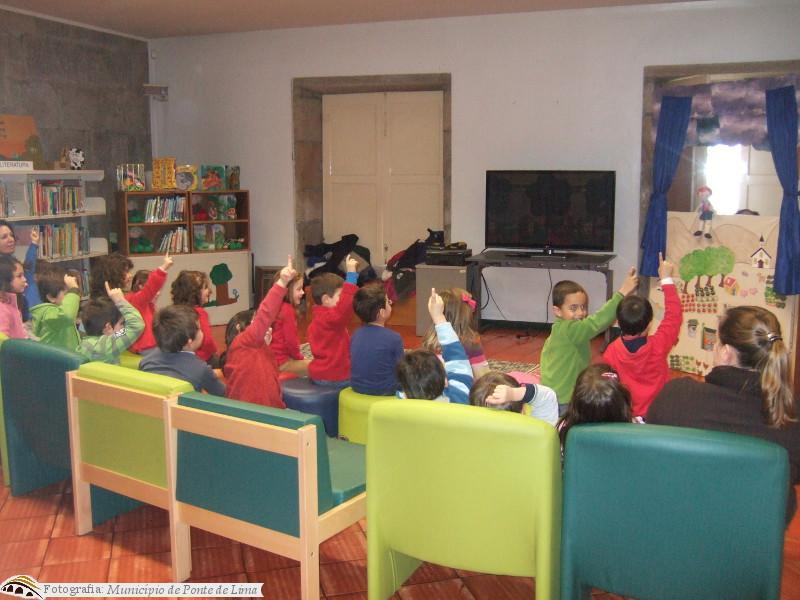 Biblioteca Municipal apresenta Teatro de Fantoches para crianças dos Jardins de Infância de Serde...