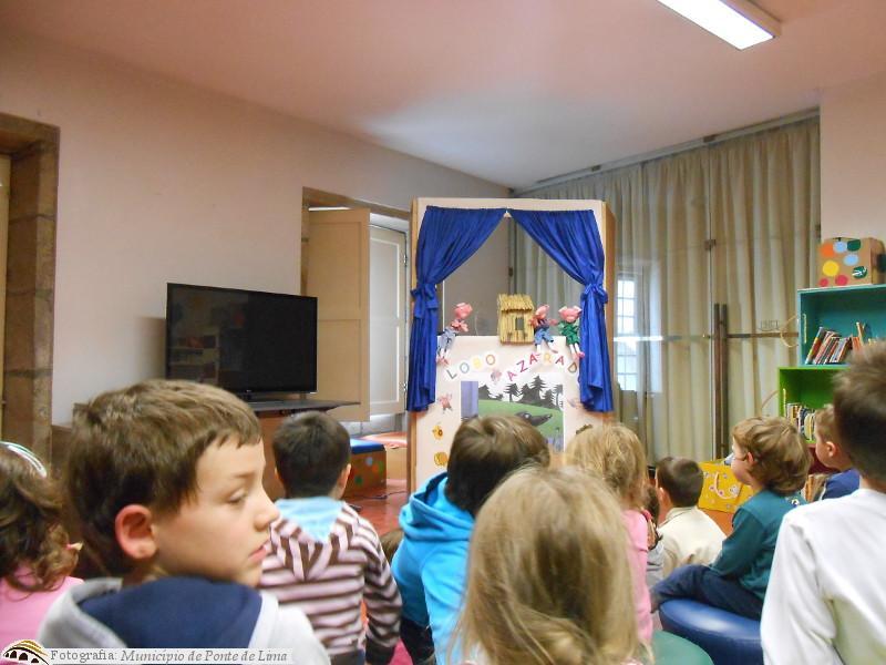 Biblioteca Municipal apresenta Teatro de Fantoches para crianças do Jardim de Infância Centro Edu...