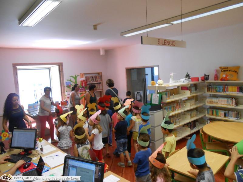 Crianças do prolongamento do Centro Educativo da Ribeira participam nas atividades da Biblioteca ...