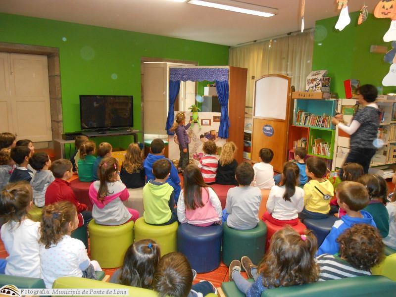 Crianças do Jardim de Infância do Trovela participam no Teatro de Fantoches da Biblioteca Municipal 