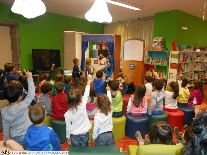 Crianças do Jardim de Infância do Trovela participam no Teatro de Fantoches da Biblioteca Municipal 
